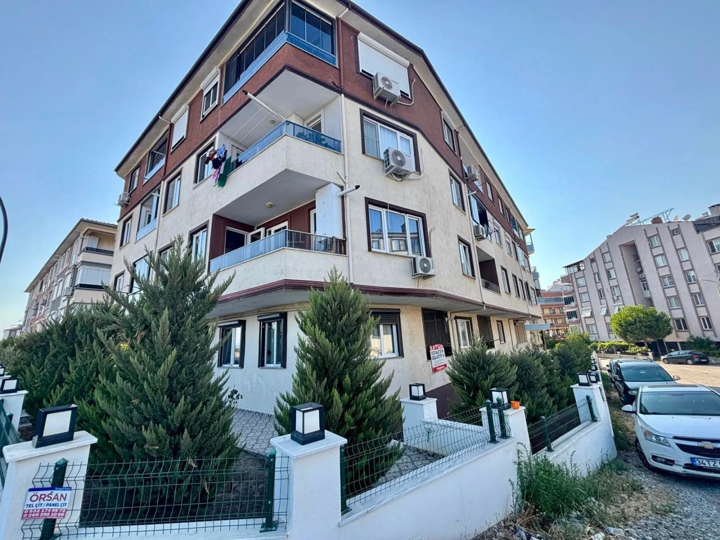 YÜKSELDEN ALTINKUMDA AYRI MUTFAK ÖN CEPHE CAM BALKONLU 2+1 DAİRE