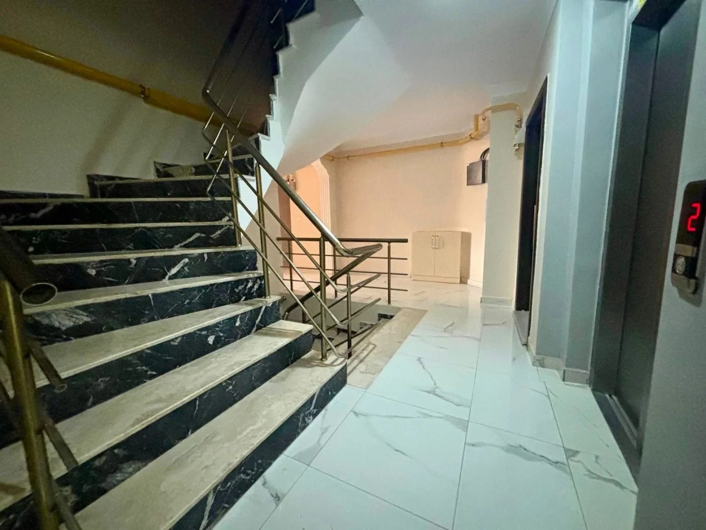 YÜKSELDEN ALTINKUMDA AYRI MUTFAK ÖN CEPHE CAM BALKONLU 2+1 DAİRE