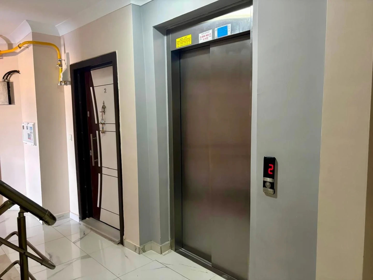 YÜKSELDEN ALTINKUMDA AYRI MUTFAK ÖN CEPHE CAM BALKONLU 2+1 DAİRE