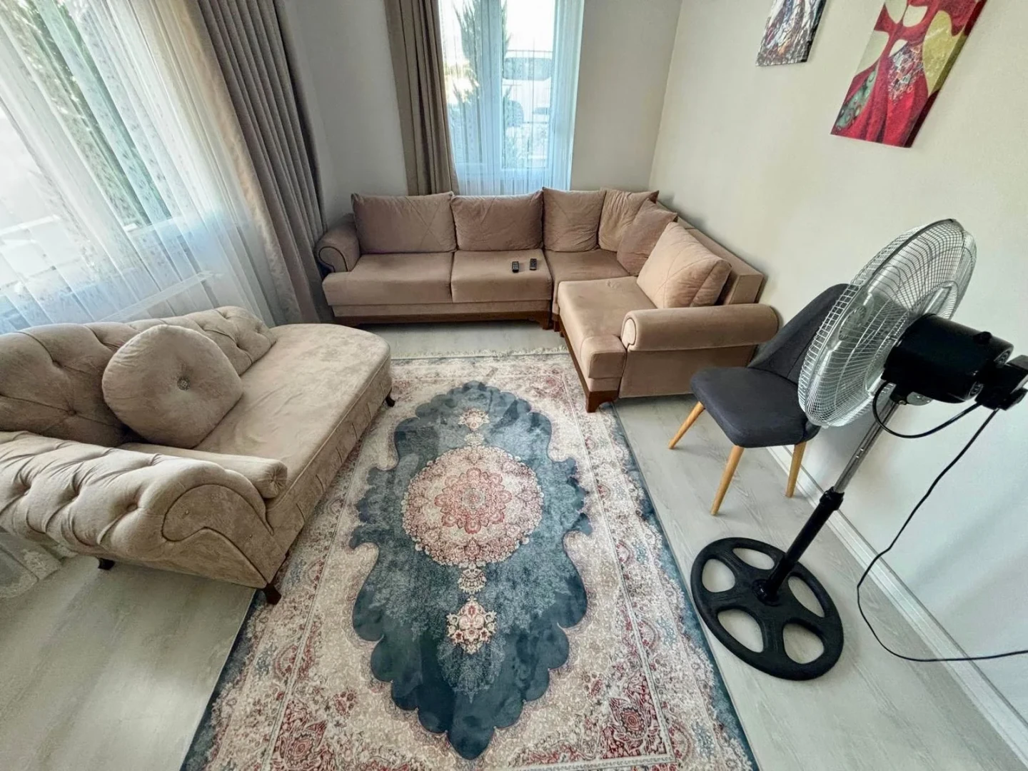 YÜKSELDEN ALTINKUMDA AYRI MUTFAK ÖN CEPHE CAM BALKONLU 2+1 DAİRE