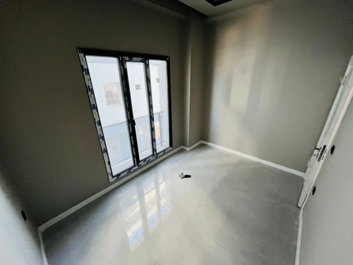 YÜKSELDEN ALTINKUMDA ARA KAT SIFIR ULTRA LÜX GENİŞ 1+1 DAİRE