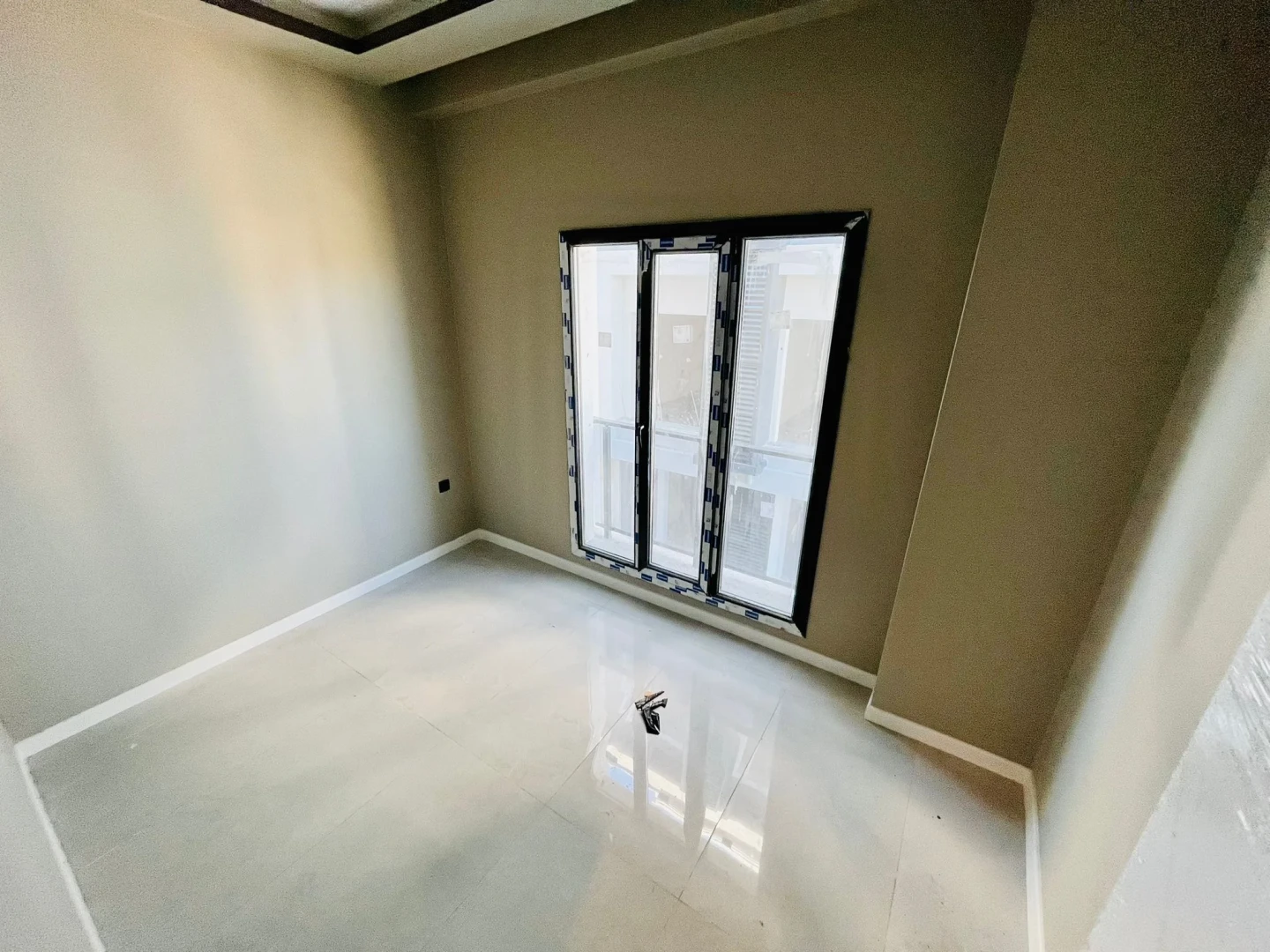 YÜKSELDEN ALTINKUMDA ARA KAT SIFIR ULTRA LÜX GENİŞ 1+1 DAİRE
