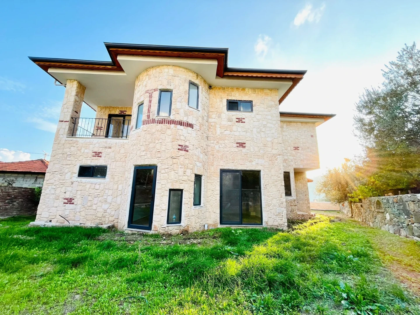 YETKİSİ YÜKSELDE 591 M2 ÖZEL OTOPARKLI MANZARALI BAĞIMSIZ VİLLA