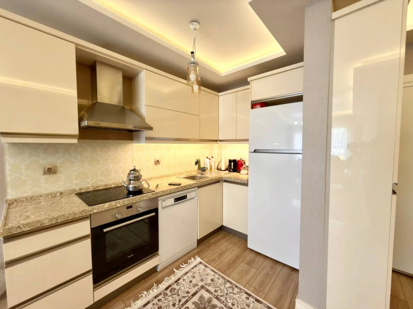 YÜKSELDEN ALTINKUMDA DONANIMLI SİTEDE ÖN CEPHE SATILIK 1+1DAİRE