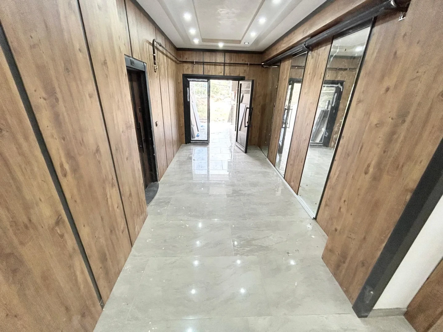 YÜKSELDEN EDREMİTTE K.OTOPARKLI YÜZME HAVUZLU DOĞALGAZLI 1+1 DAİRE