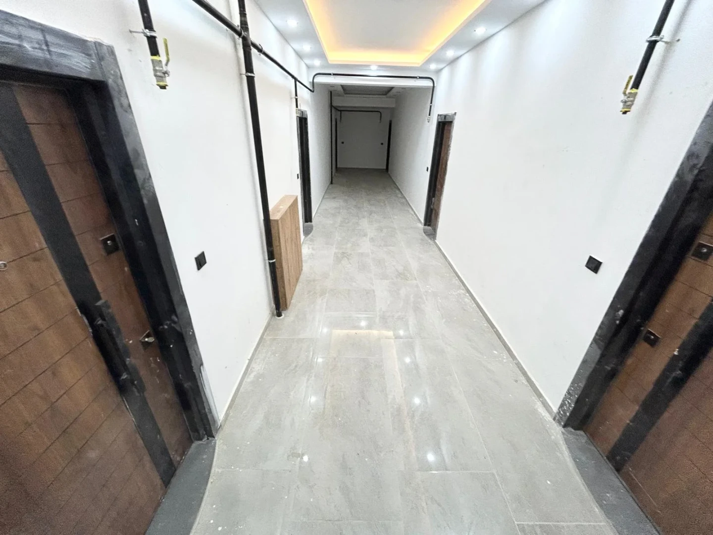 YÜKSELDEN EDREMİTTE K.OTOPARKLI YÜZME HAVUZLU DOĞALGAZLI 1+1 DAİRE