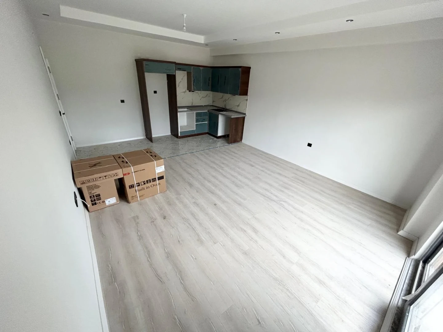 YÜKSELDEN EDREMİTTE K.OTOPARKLI YÜZME HAVUZLU DOĞALGAZLI 1+1 DAİRE