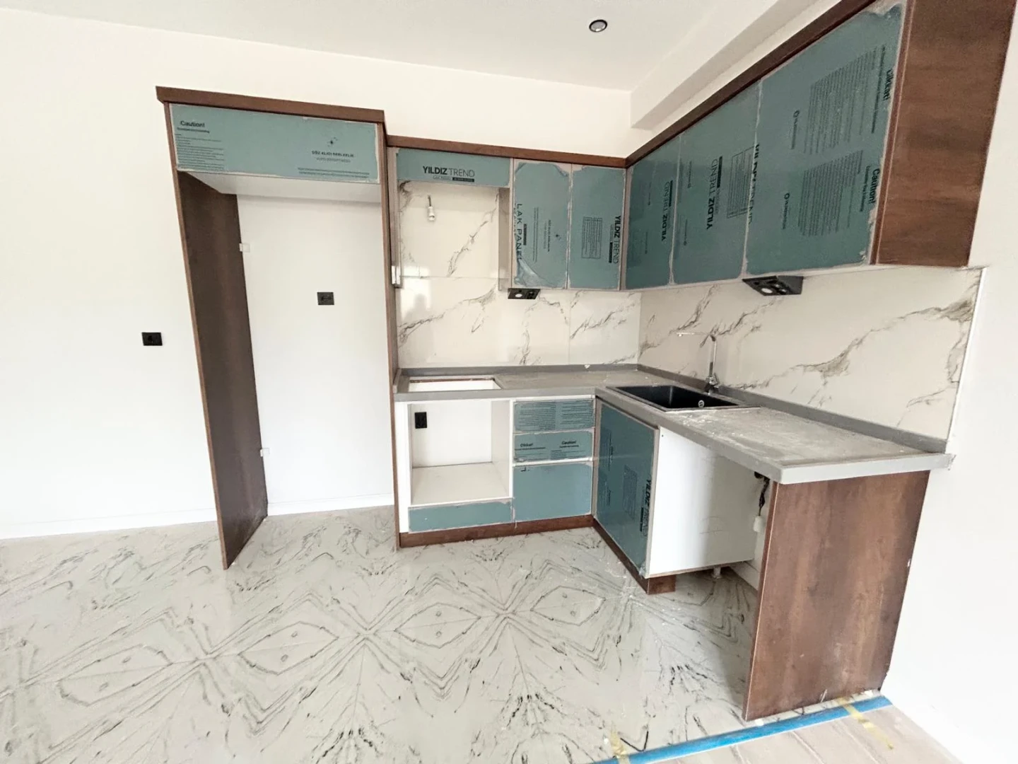 YÜKSELDEN EDREMİTTE K.OTOPARKLI YÜZME HAVUZLU DOĞALGAZLI 1+1 DAİRE