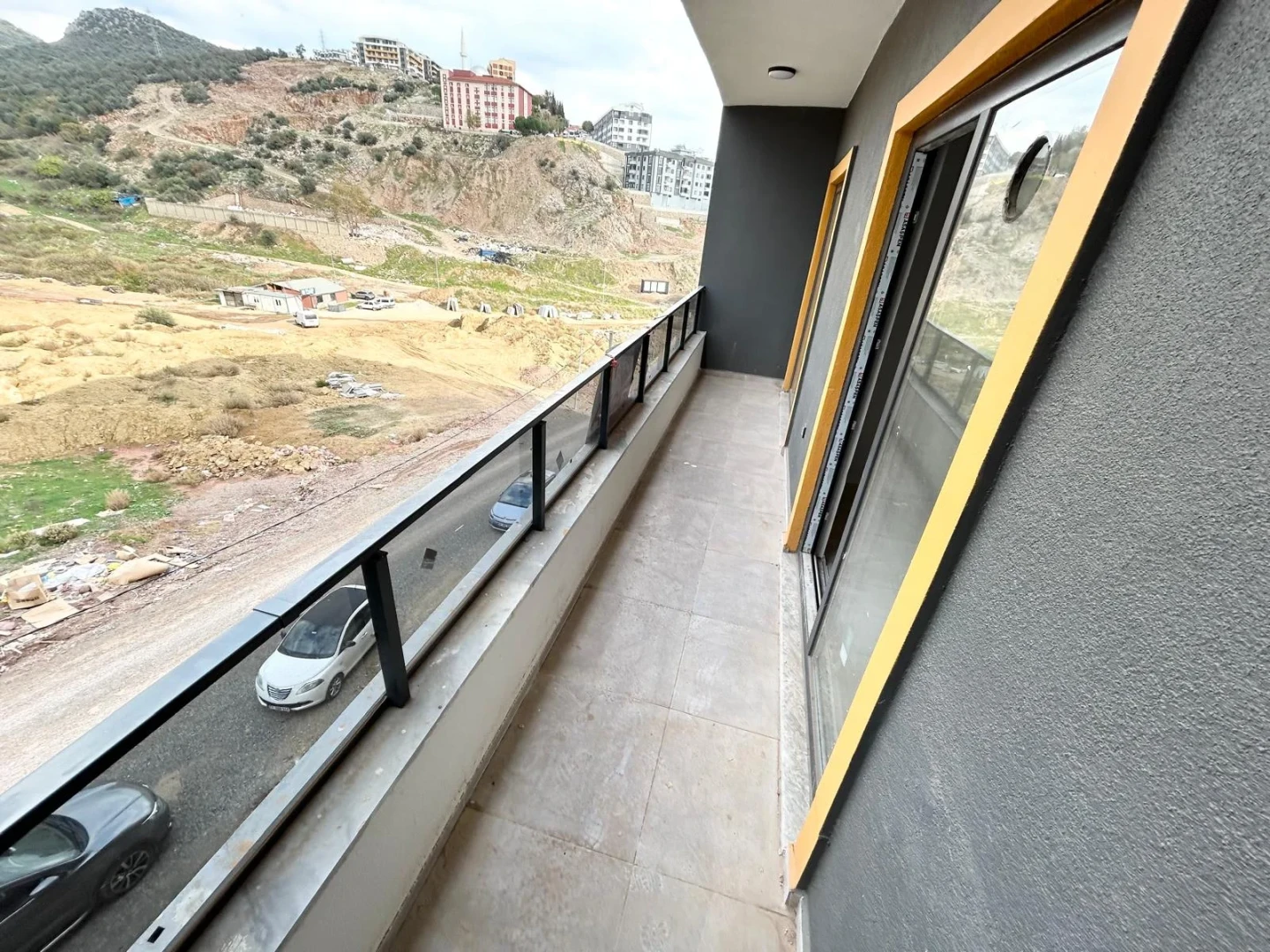 YÜKSELDEN EDREMİTTE K.OTOPARKLI YÜZME HAVUZLU DOĞALGAZLI 1+1 DAİRE