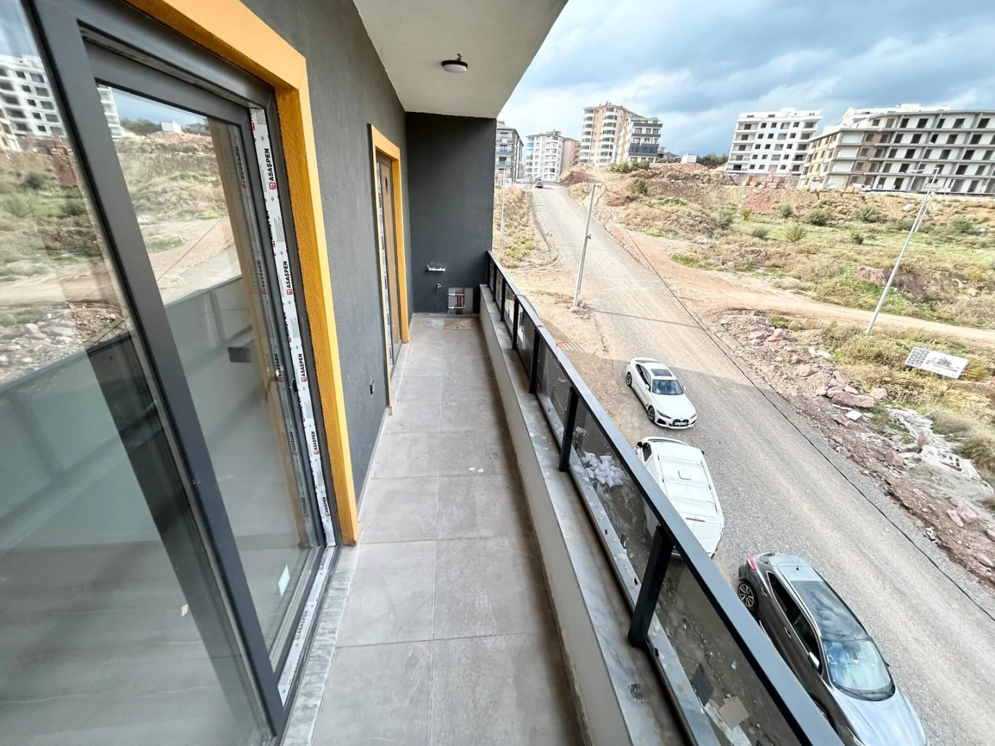 YÜKSELDEN EDREMİTTE K.OTOPARKLI YÜZME HAVUZLU DOĞALGAZLI 1+1 DAİRE