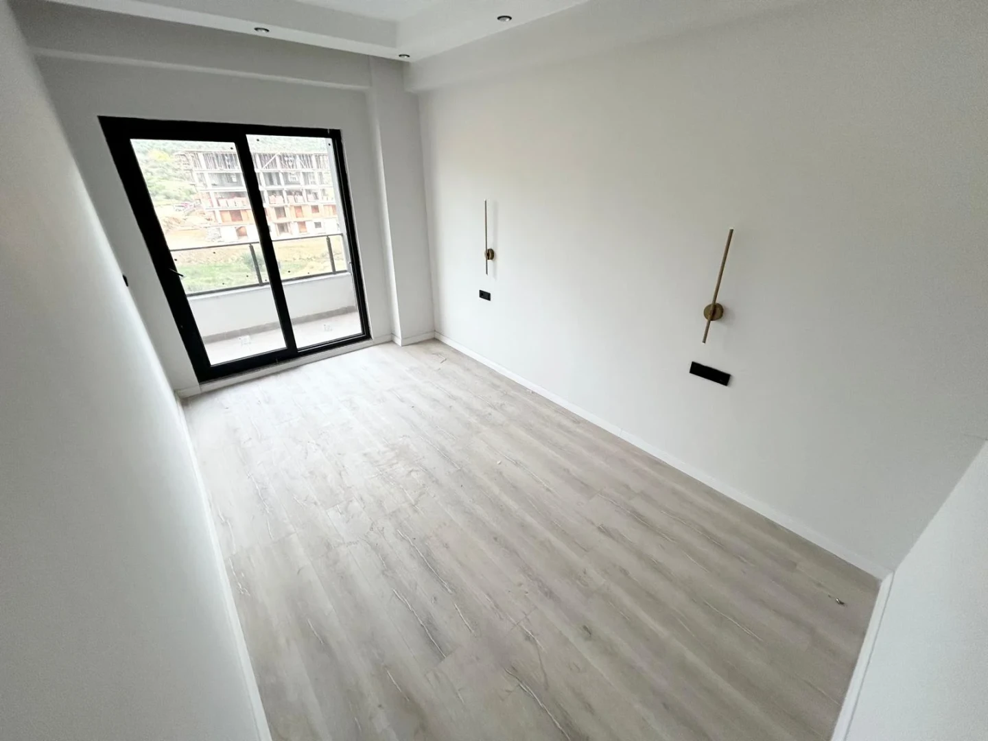YÜKSELDEN EDREMİTTE K.OTOPARKLI YÜZME HAVUZLU DOĞALGAZLI 1+1 DAİRE