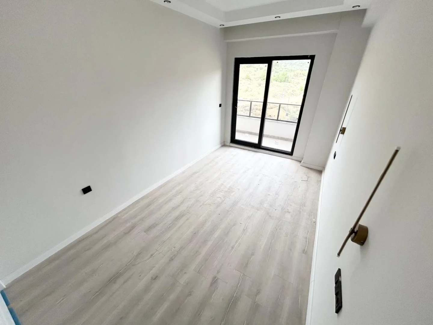 YÜKSELDEN EDREMİTTE K.OTOPARKLI YÜZME HAVUZLU DOĞALGAZLI 1+1 DAİRE