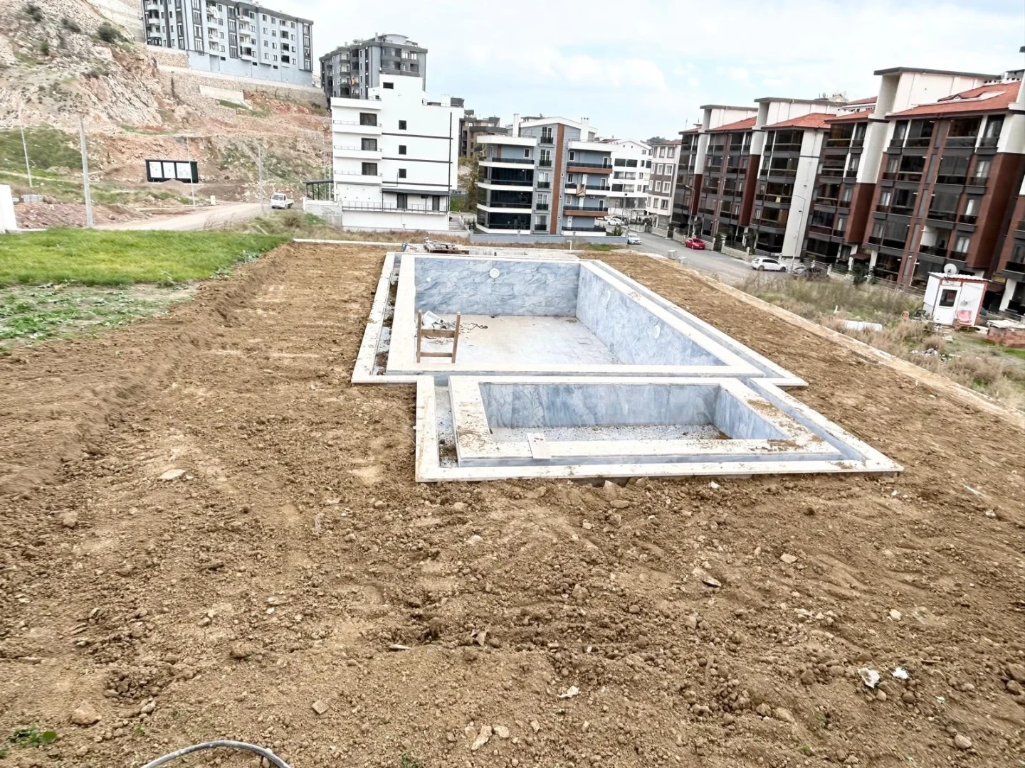 YÜKSELDEN EDREMİTTE K.OTOPARKLI YÜZME HAVUZLU DOĞALGAZLI 1+1 DAİRE