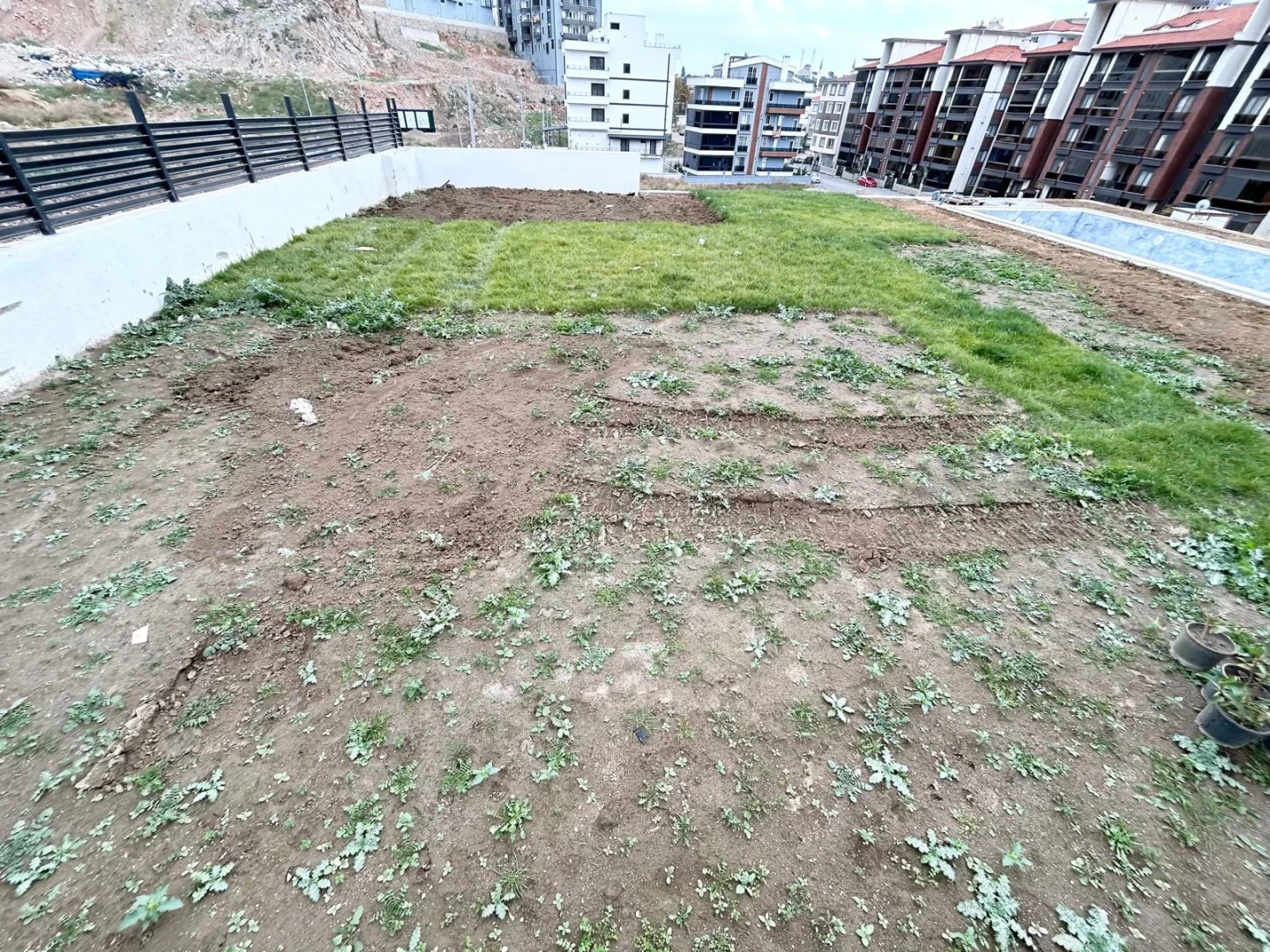 YÜKSELDEN EDREMİTTE K.OTOPARKLI YÜZME HAVUZLU DOĞALGAZLI 1+1 DAİRE