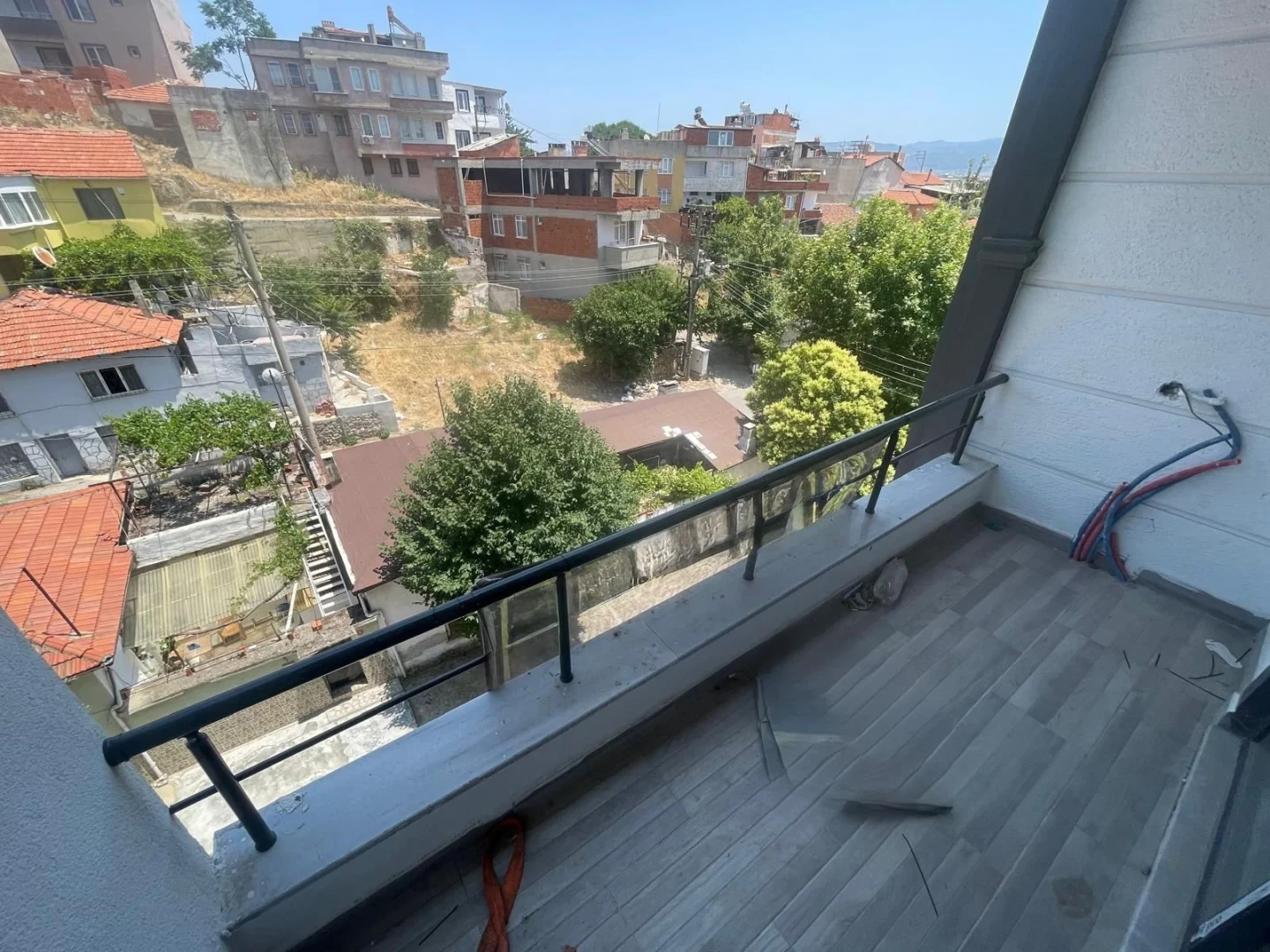 YÜKSEL'DEN EDREMİT MERKEZ'DE ÖN CEPHE ARAKAT 1+1 DAİRE