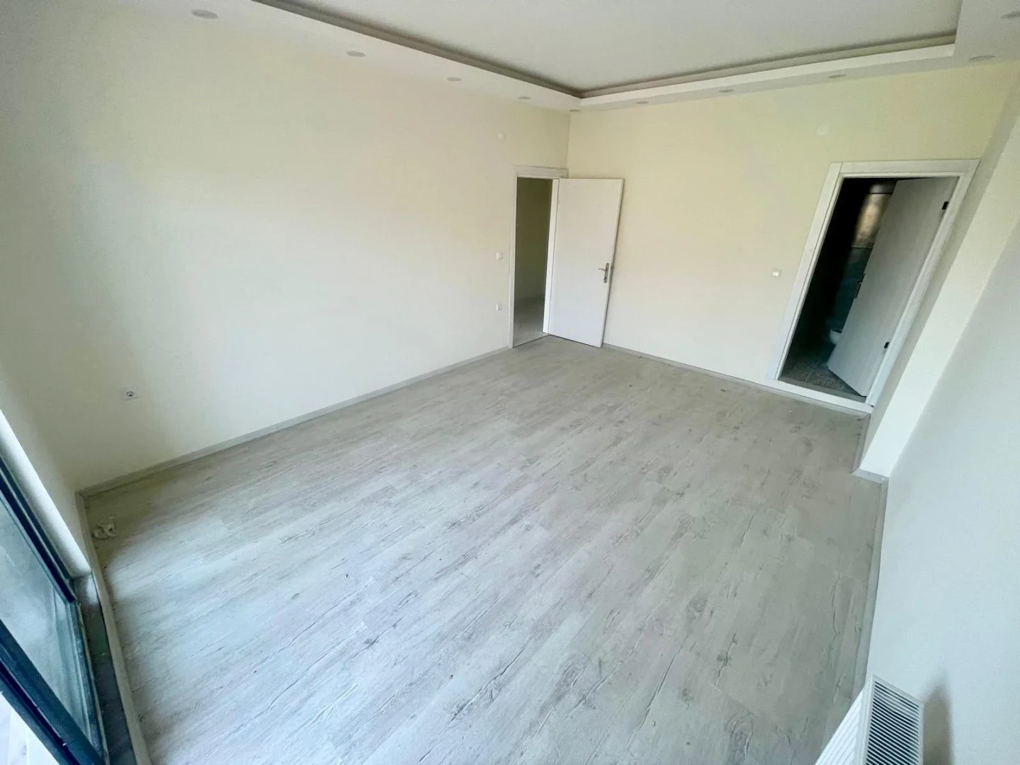 YÜKSEL'DEN EDREMİT MERKEZ'DE ÖN CEPHE ARAKAT 1+1 DAİRE