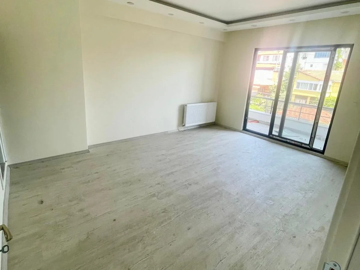 YÜKSEL'DEN EDREMİT MERKEZ'DE ÖN CEPHE ARAKAT 1+1 DAİRE