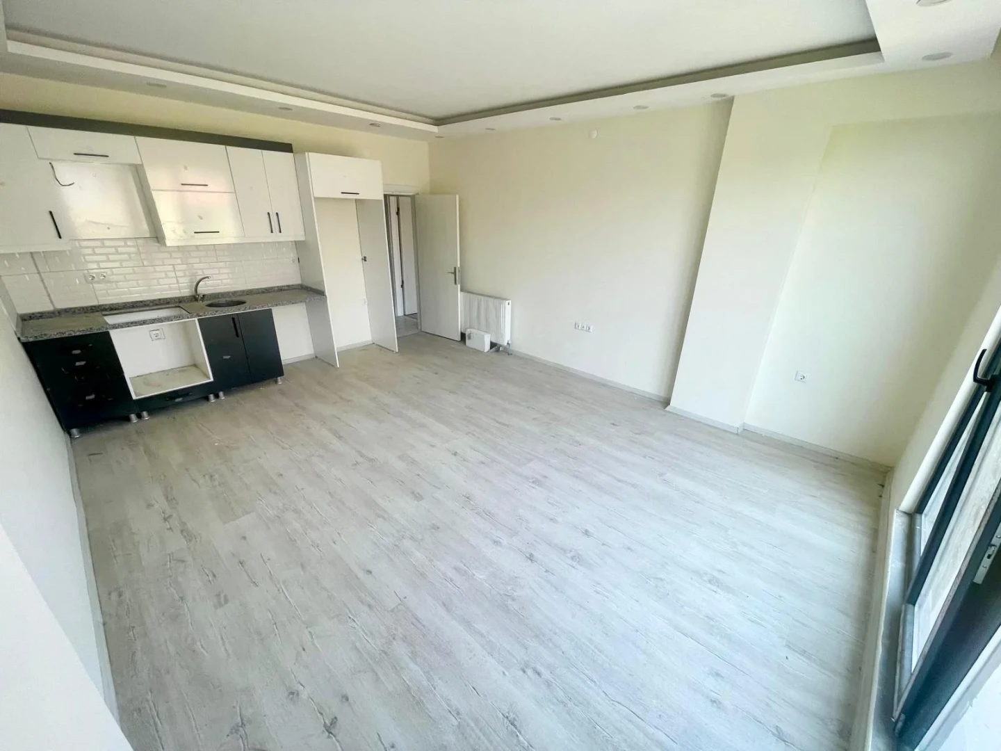 YÜKSEL'DEN EDREMİT MERKEZ'DE ÖN CEPHE ARAKAT 1+1 DAİRE