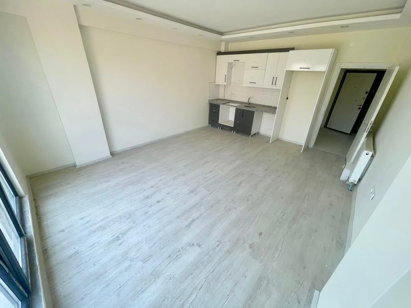 YÜKSEL'DEN EDREMİT MERKEZ'DE ÖN CEPHE ARAKAT 1+1 DAİRE
