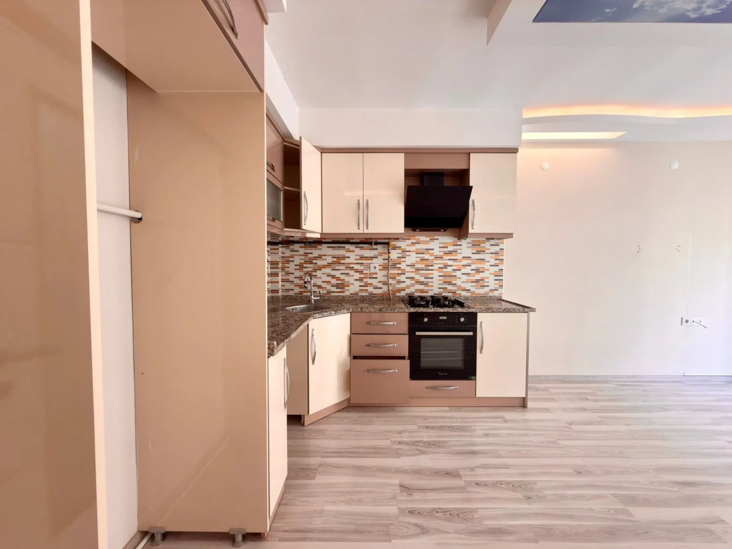 YÜKSELDEN ALTINKUMDA DOĞALGAZLI SIFIR AYARINDA ARAKAT 2+1 DAİRE