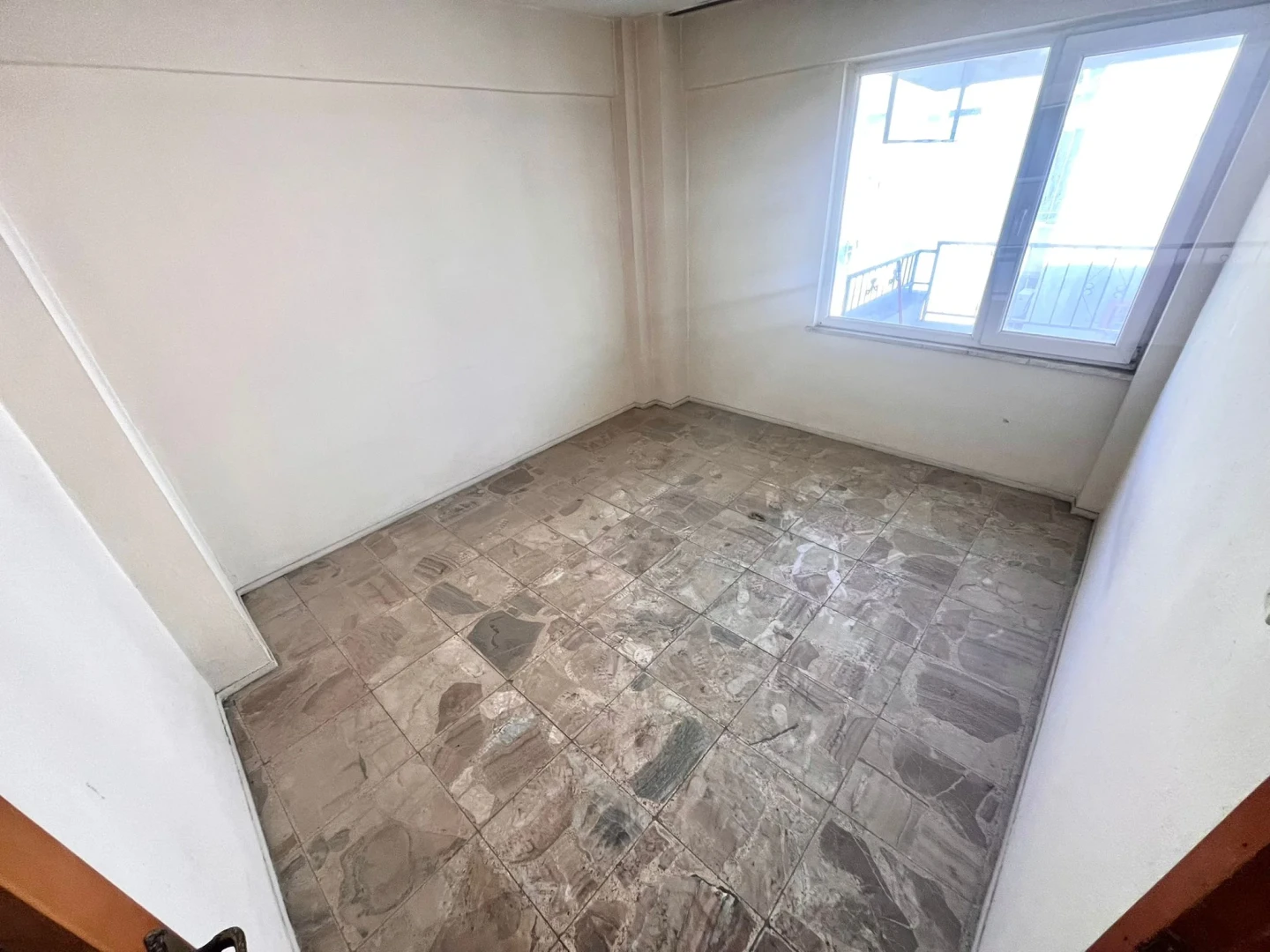 YÜKSELDEN EDREMİT MERKEZDE 2+1 AYRI MUTFAK KELEPİR DAİRE