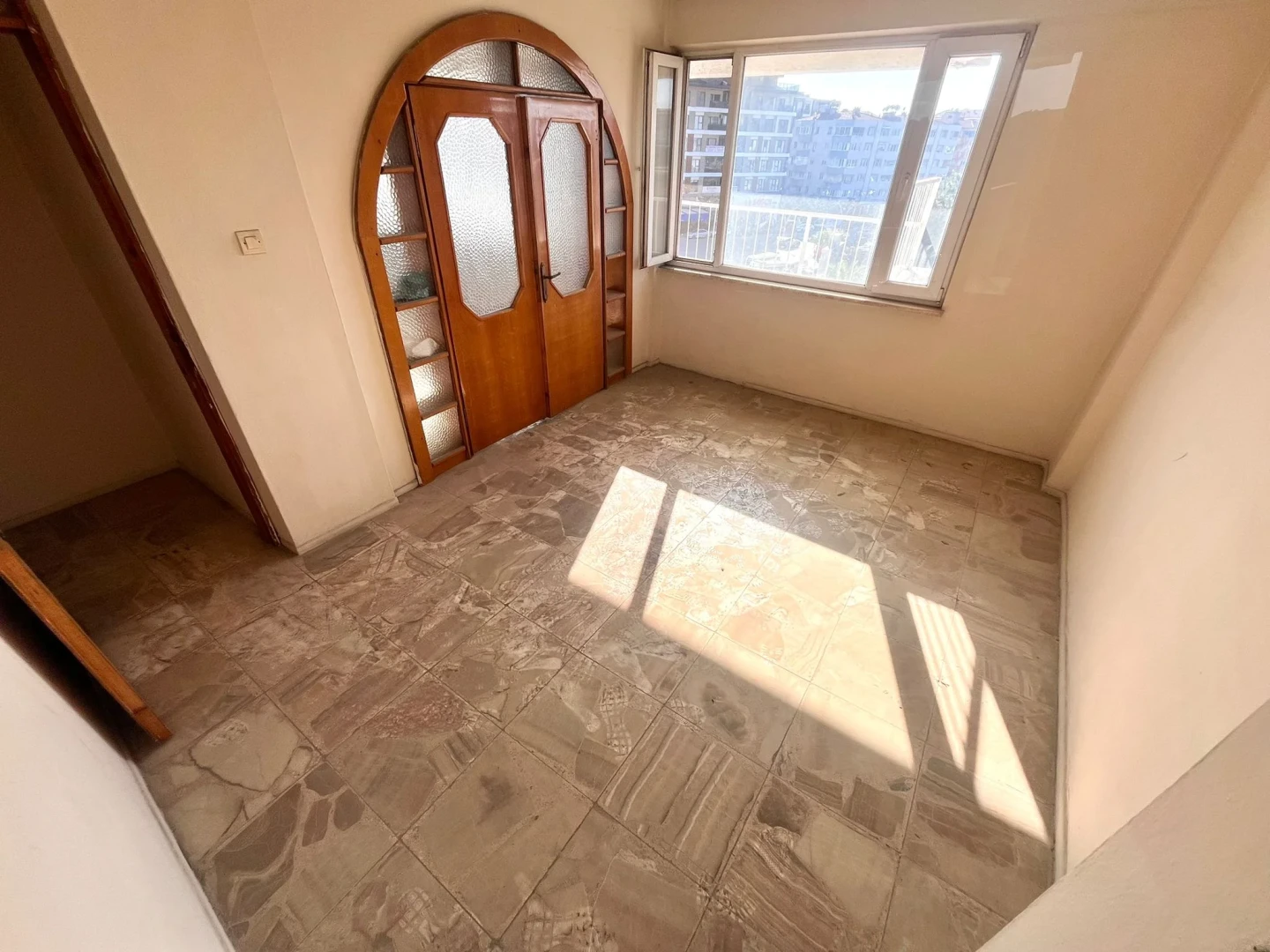 YÜKSELDEN EDREMİT MERKEZDE 2+1 AYRI MUTFAK KELEPİR DAİRE