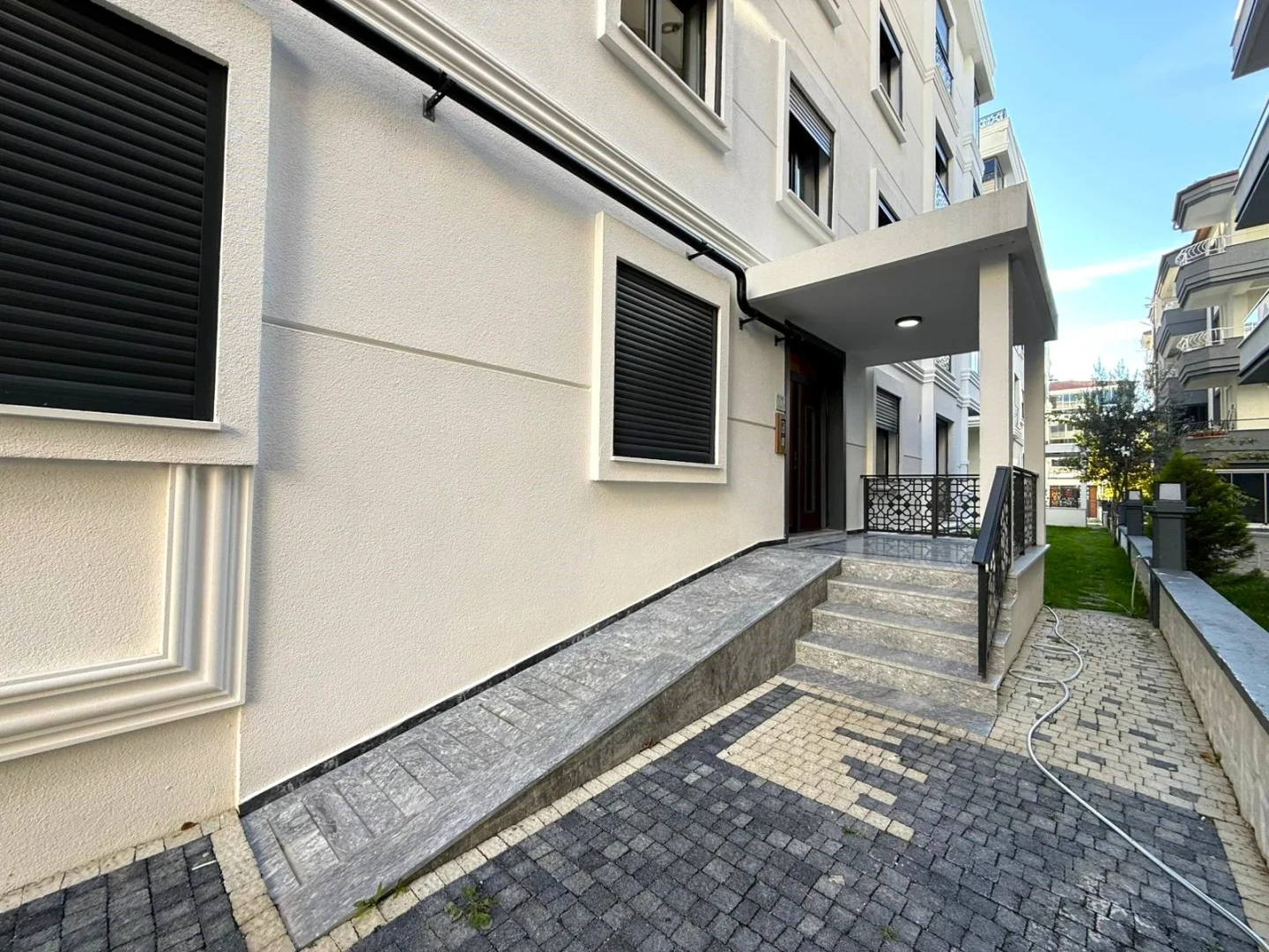 YÜKSEL'DEN ALTINKUM'DA ÖN CEPHE KAPALI CAM BALKONLU LUX 1+1DAİRE