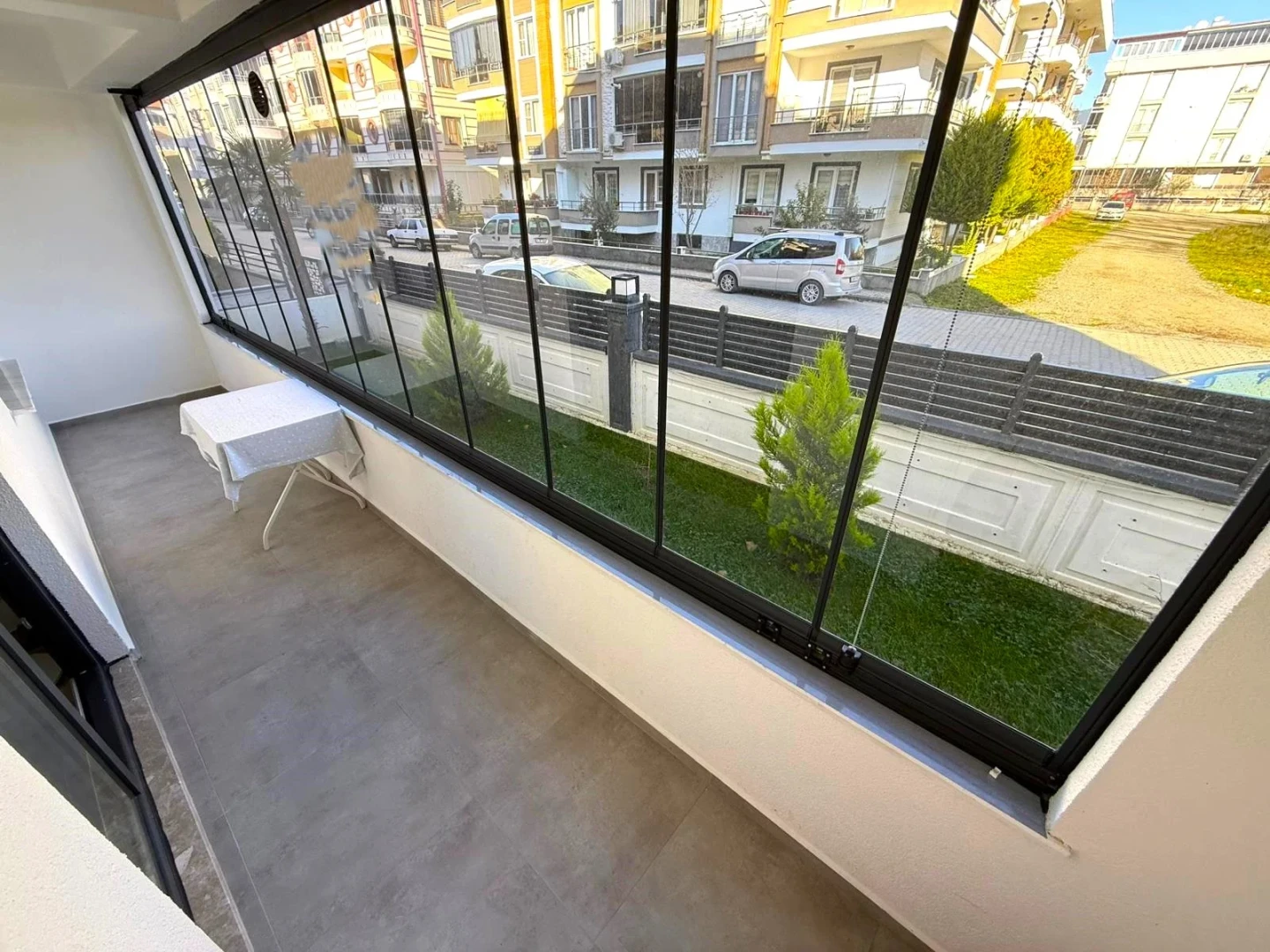 YÜKSEL'DEN ALTINKUM'DA ÖN CEPHE KAPALI CAM BALKONLU LUX 1+1DAİRE
