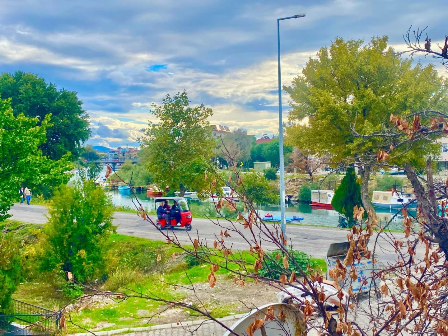 YÜKSEL'DEN ALTINKUMDA ÇAY MANZARALI ARAKAT DENİZE 250m 2+1 DAİRE