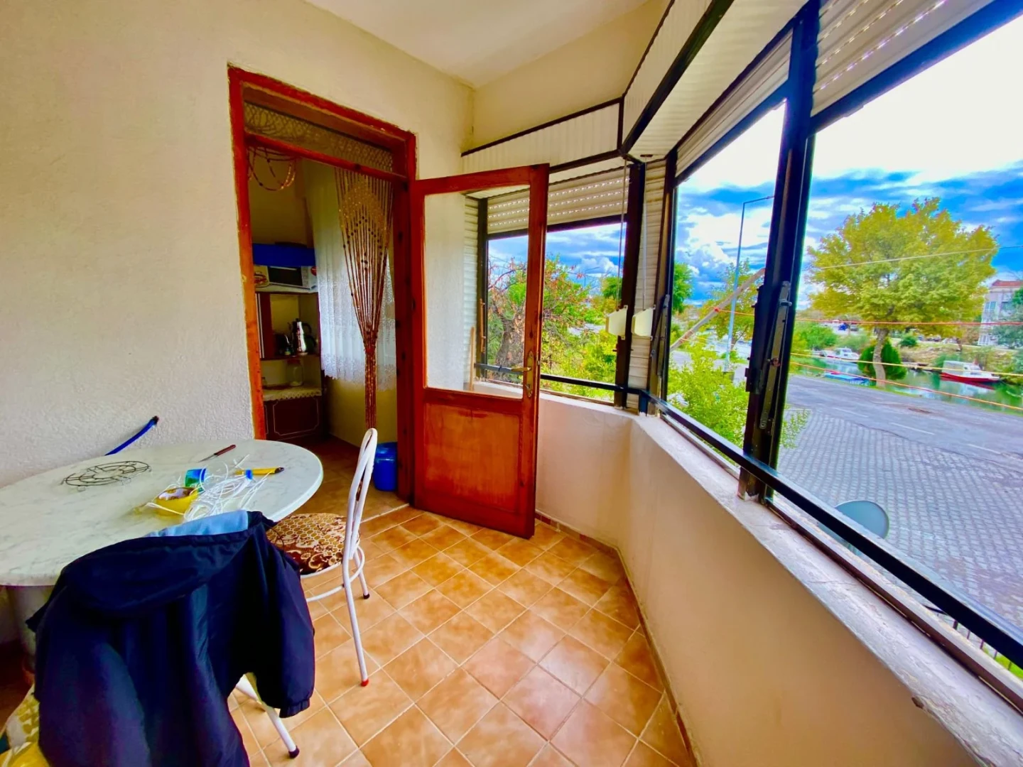 YÜKSEL'DEN ALTINKUMDA ÇAY MANZARALI ARAKAT DENİZE 250m 2+1 DAİRE