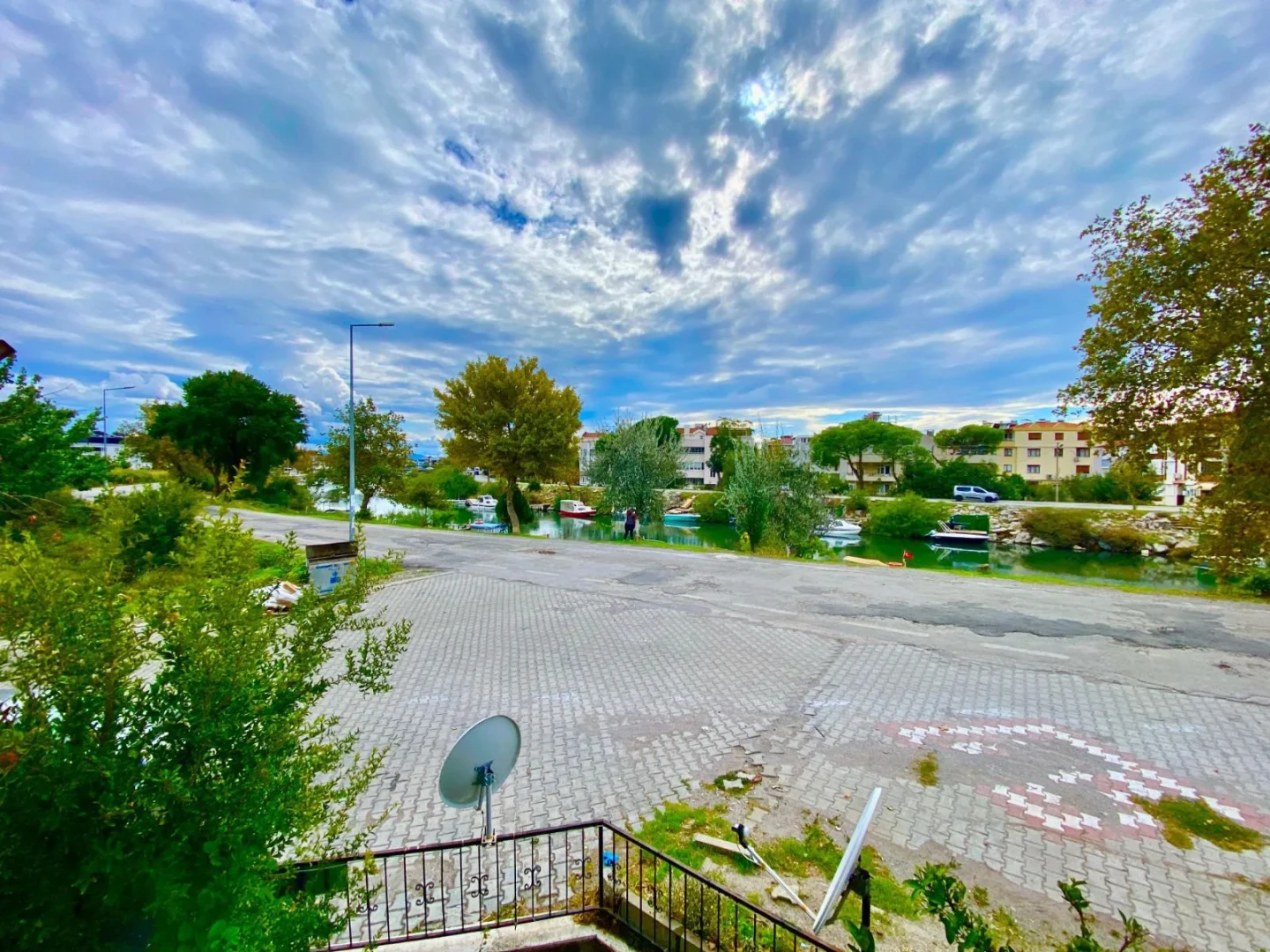 YÜKSEL'DEN ALTINKUMDA ÇAY MANZARALI ARAKAT DENİZE 250m 2+1 DAİRE