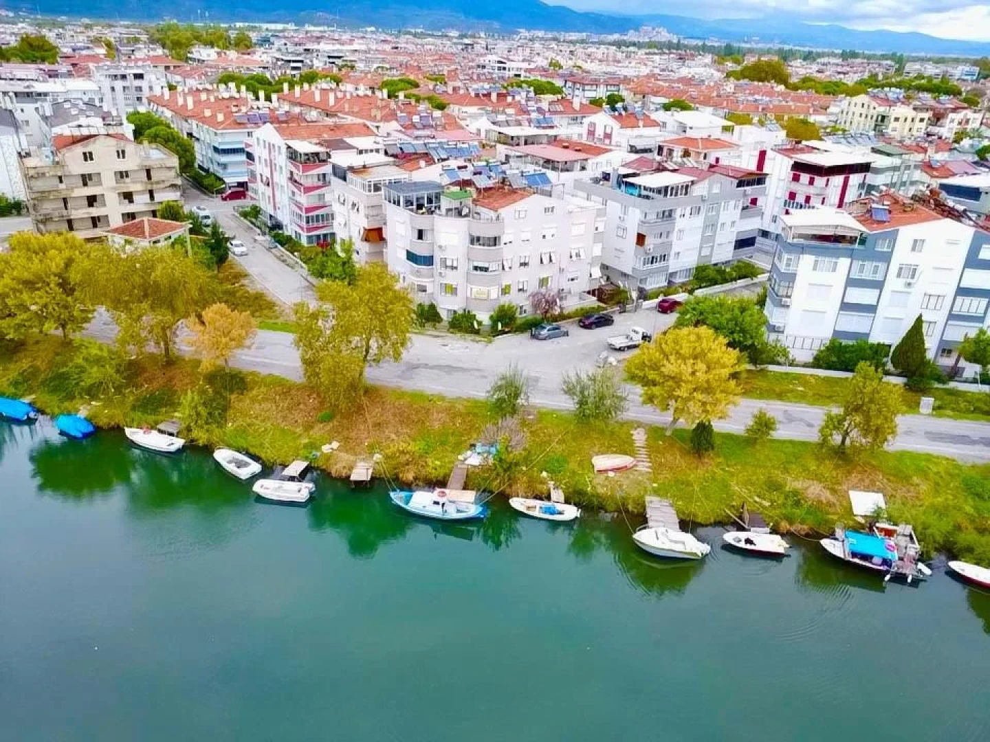 YÜKSEL'DEN ALTINKUMDA ÇAY MANZARALI ARAKAT DENİZE 250m 2+1 DAİRE