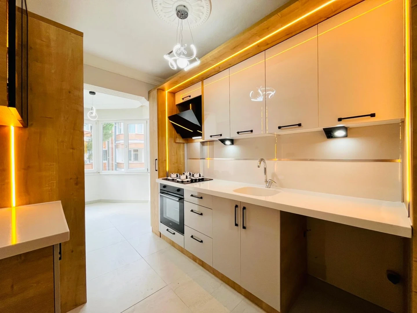 YÜKSELDEN AKÇAY MERKEZDE ARAKAT ULTRA LÜX ÖZEL TASARIM 2+1 DAİRE