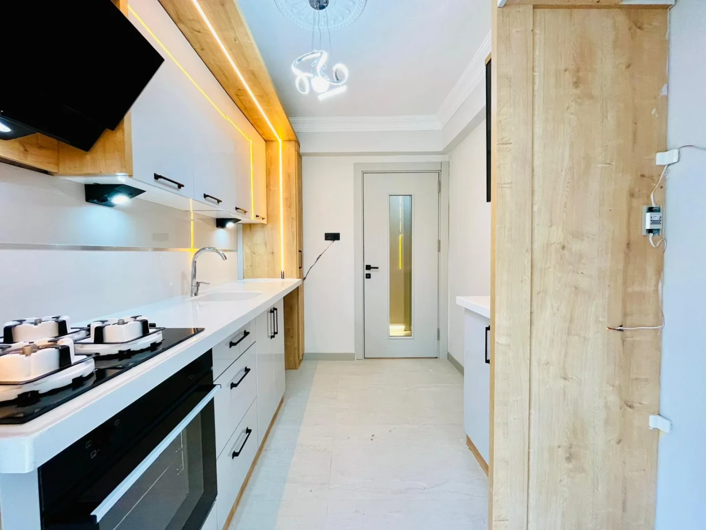 YÜKSELDEN AKÇAY MERKEZDE ARAKAT ULTRA LÜX ÖZEL TASARIM 2+1 DAİRE