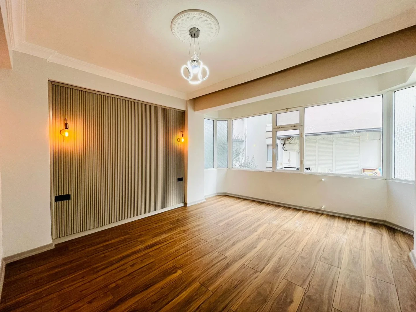 YÜKSELDEN AKÇAY MERKEZDE ARAKAT ULTRA LÜX ÖZEL TASARIM 2+1 DAİRE