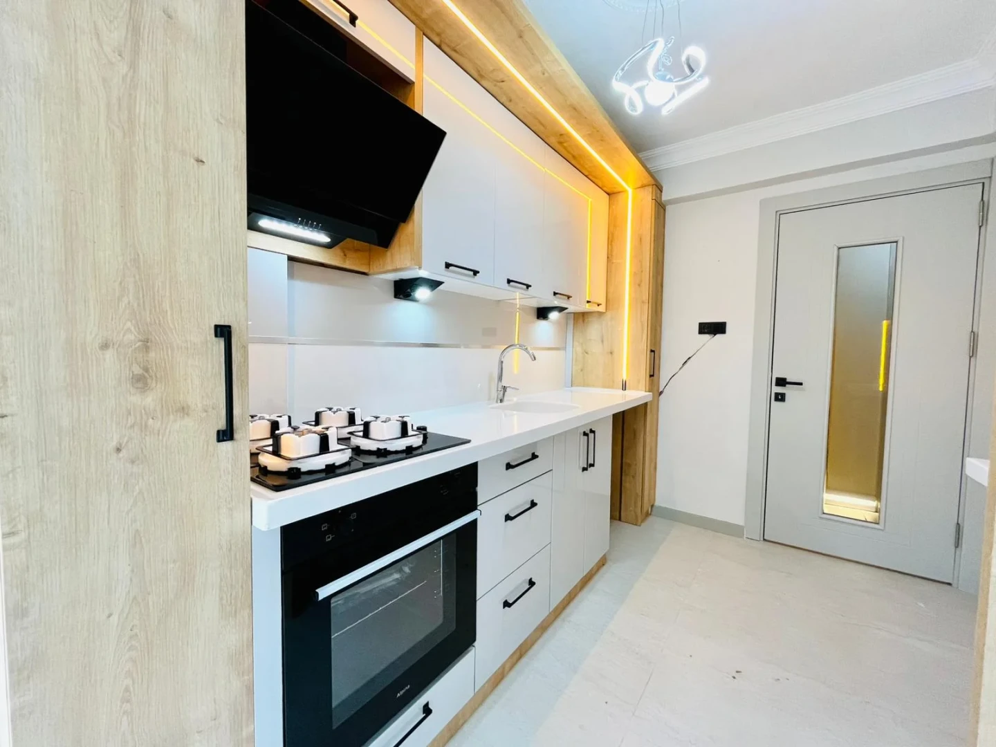 YÜKSELDEN AKÇAY MERKEZDE ARAKAT ULTRA LÜX ÖZEL TASARIM 2+1 DAİRE