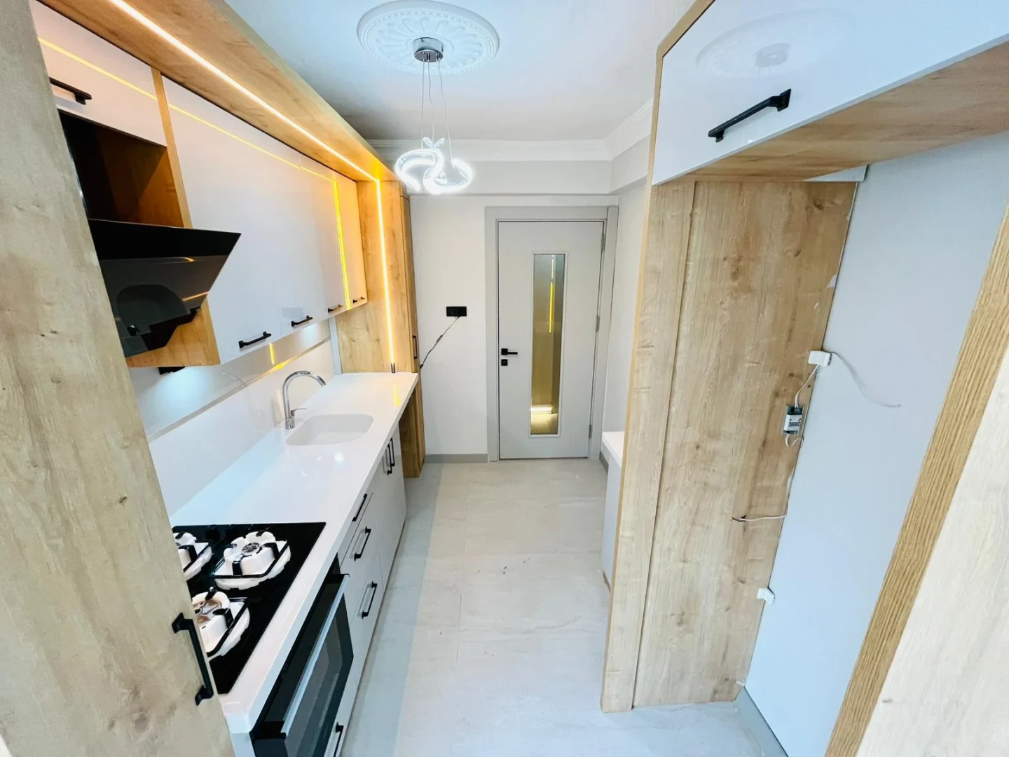 YÜKSELDEN AKÇAY MERKEZDE ARAKAT ULTRA LÜX ÖZEL TASARIM 2+1 DAİRE