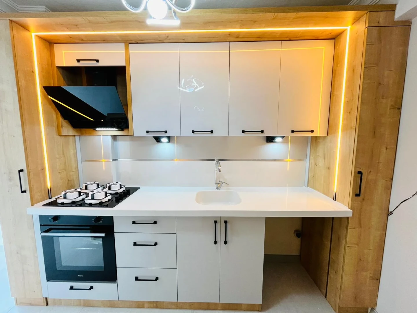 YÜKSELDEN AKÇAY MERKEZDE ARAKAT ULTRA LÜX ÖZEL TASARIM 2+1 DAİRE