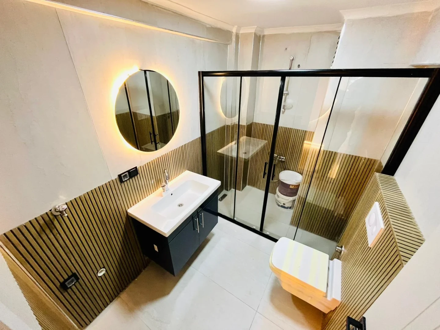YÜKSELDEN AKÇAY MERKEZDE ARAKAT ULTRA LÜX ÖZEL TASARIM 2+1 DAİRE