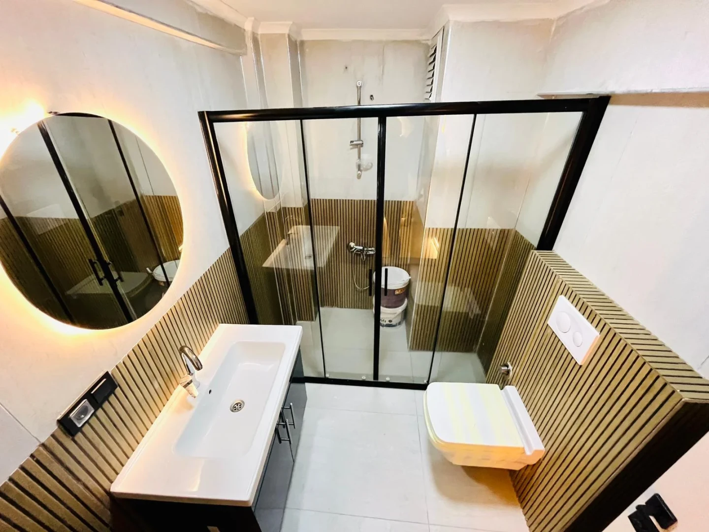 YÜKSELDEN AKÇAY MERKEZDE ARAKAT ULTRA LÜX ÖZEL TASARIM 2+1 DAİRE