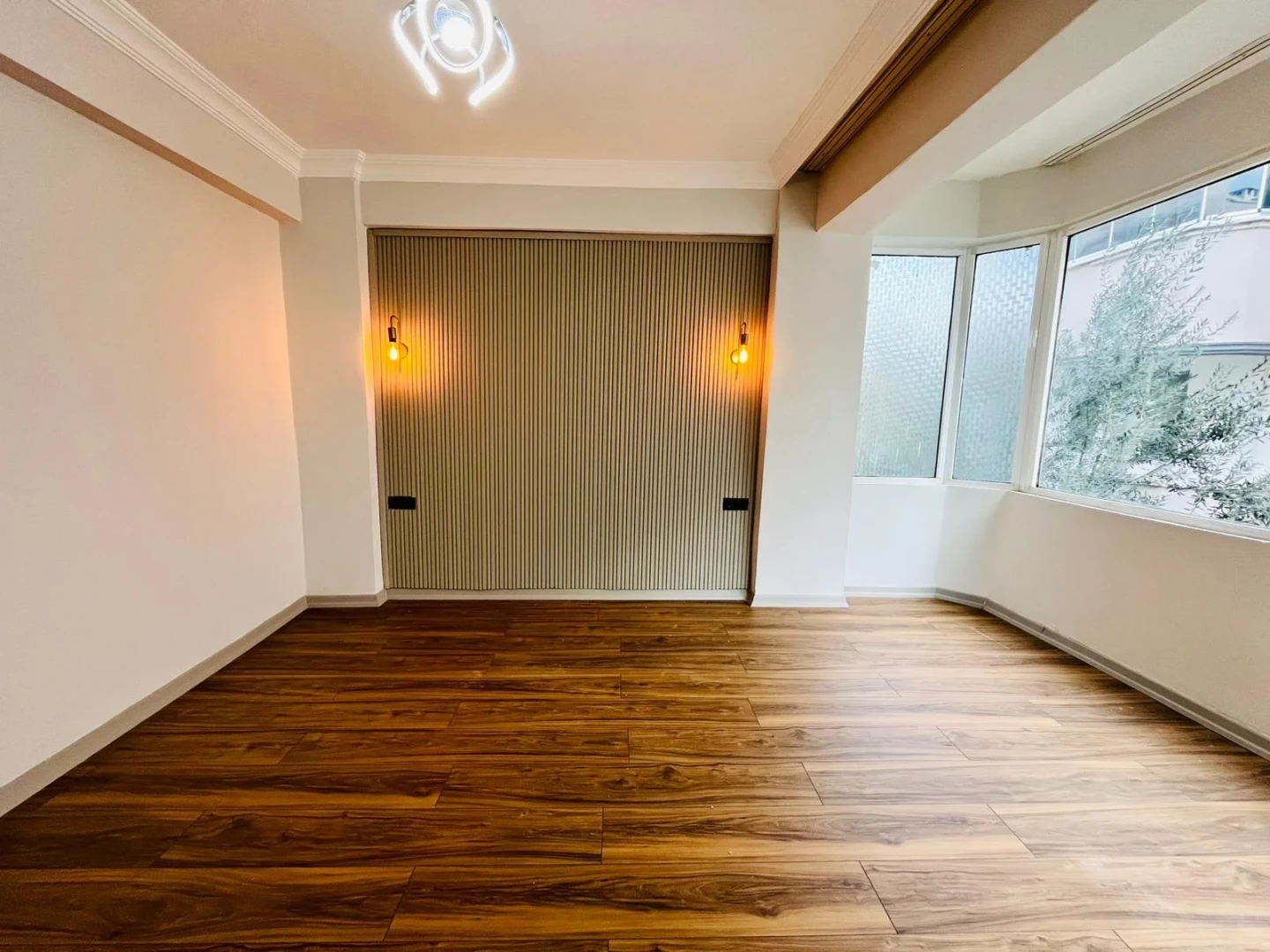 YÜKSELDEN AKÇAY MERKEZDE ARAKAT ULTRA LÜX ÖZEL TASARIM 2+1 DAİRE