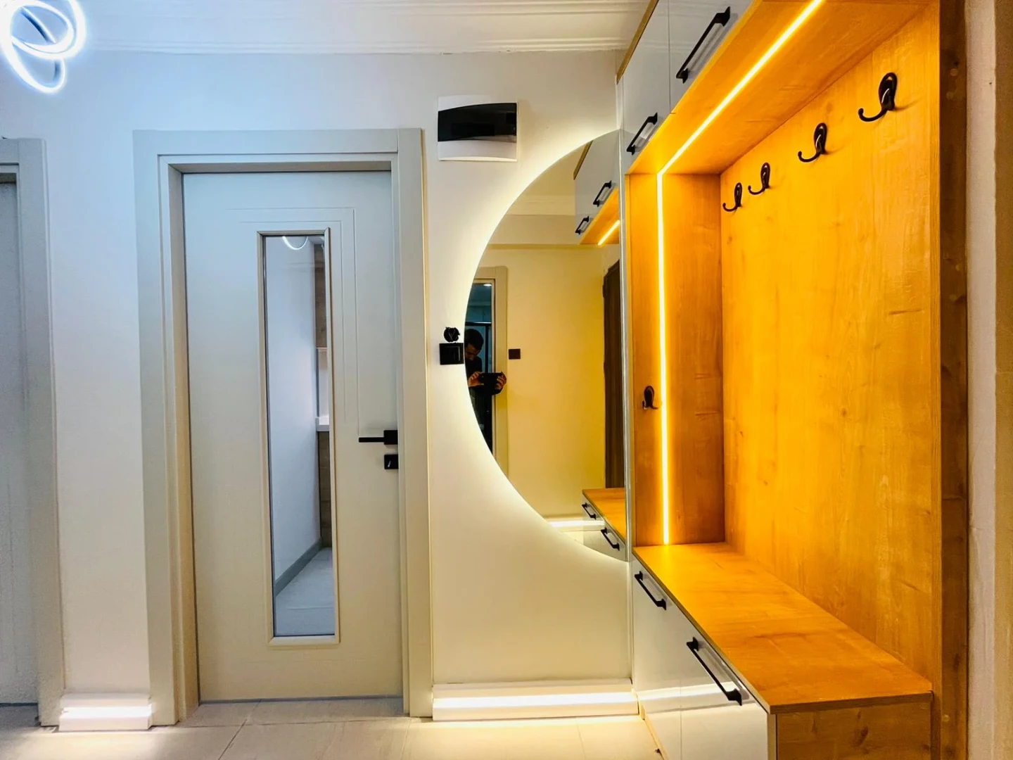 YÜKSELDEN AKÇAY MERKEZDE ARAKAT ULTRA LÜX ÖZEL TASARIM 2+1 DAİRE