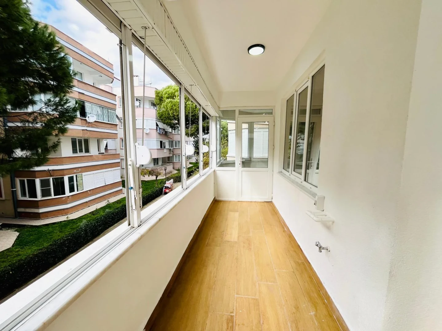 YÜKSELDEN AKÇAY MERKEZDE ARAKAT ULTRA LÜX ÖZEL TASARIM 2+1 DAİRE