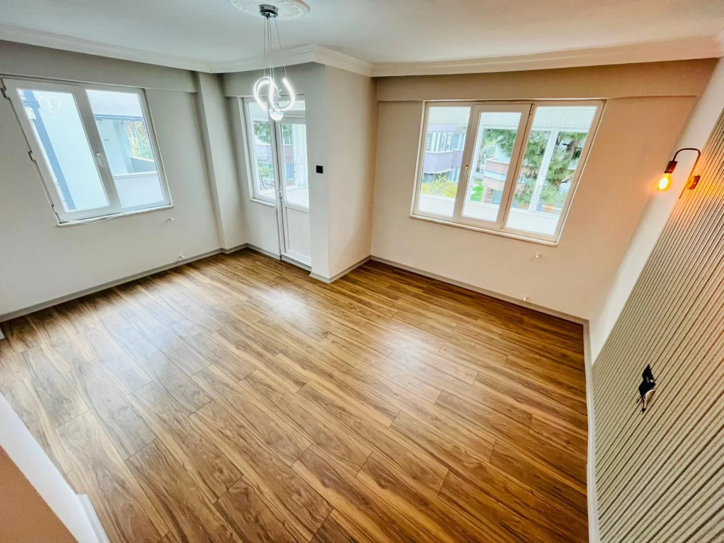 YÜKSELDEN AKÇAY MERKEZDE ARAKAT ULTRA LÜX ÖZEL TASARIM 2+1 DAİRE