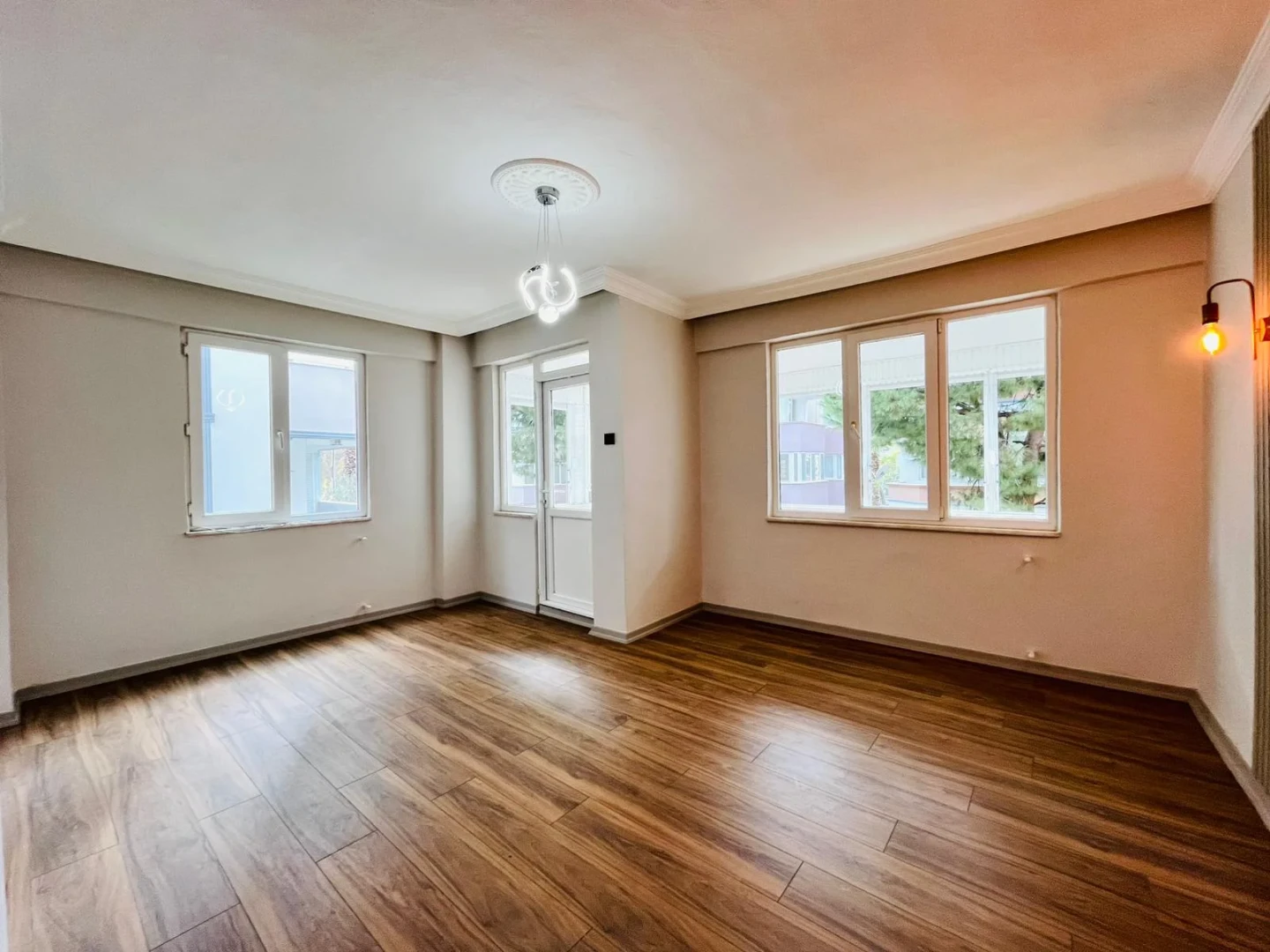 YÜKSELDEN AKÇAY MERKEZDE ARAKAT ULTRA LÜX ÖZEL TASARIM 2+1 DAİRE