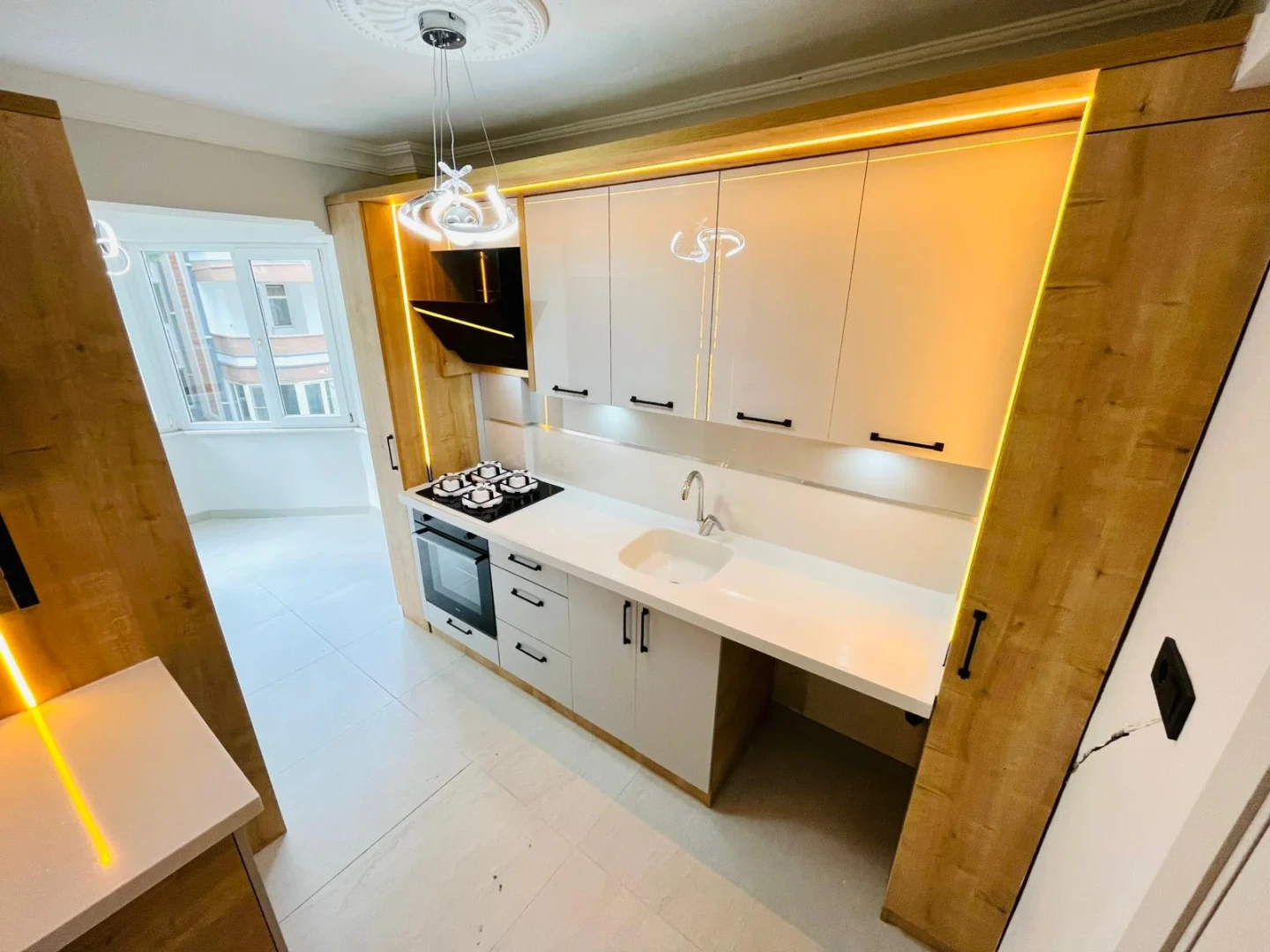 YÜKSELDEN AKÇAY MERKEZDE ARAKAT ULTRA LÜX ÖZEL TASARIM 2+1 DAİRE