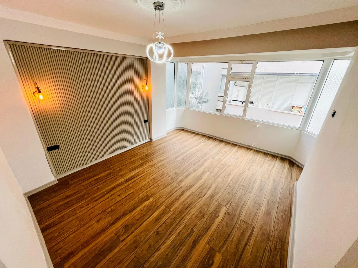 YÜKSELDEN AKÇAY MERKEZDE ARAKAT ULTRA LÜX ÖZEL TASARIM 2+1 DAİRE