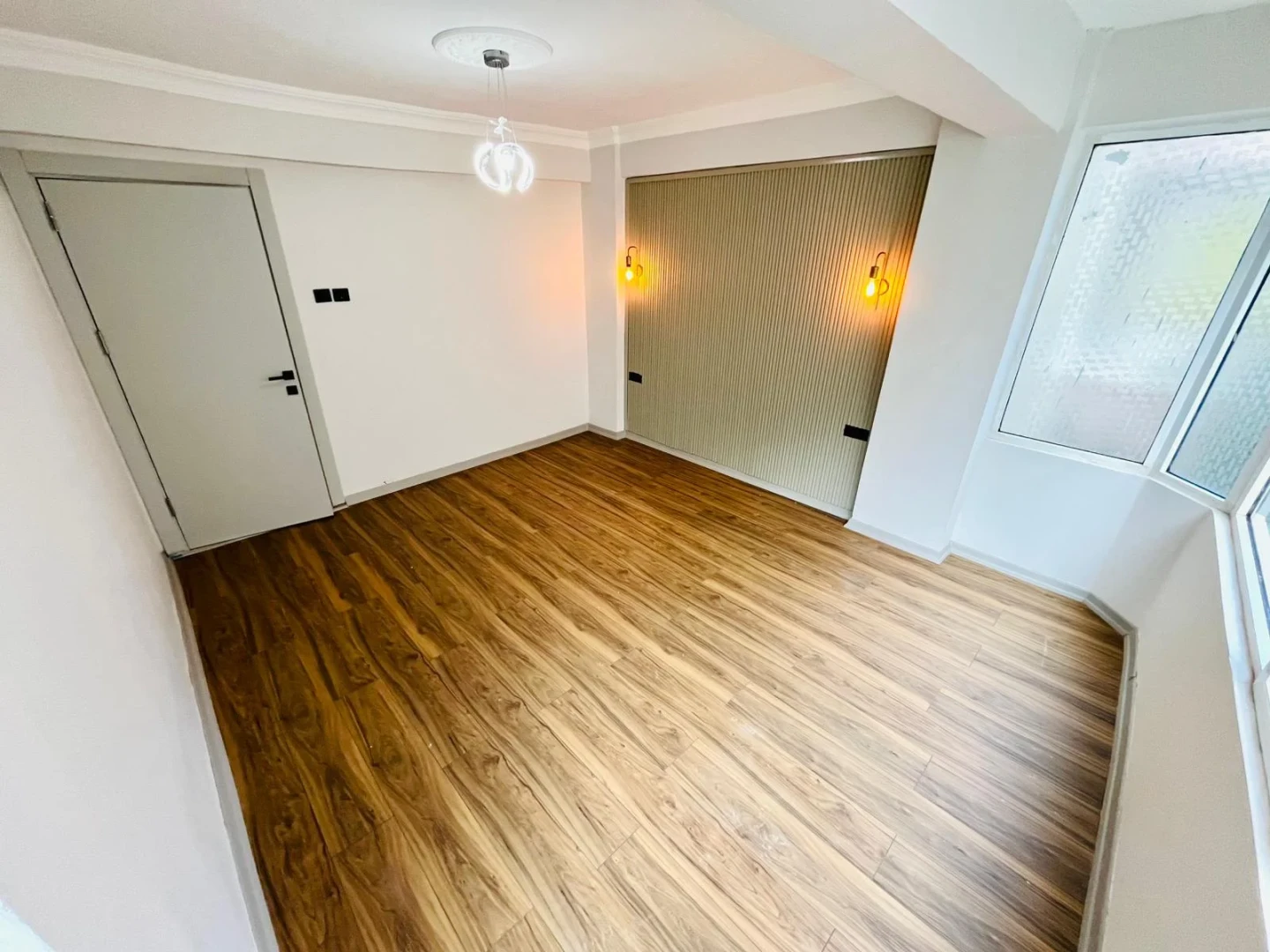 YÜKSELDEN AKÇAY MERKEZDE ARAKAT ULTRA LÜX ÖZEL TASARIM 2+1 DAİRE