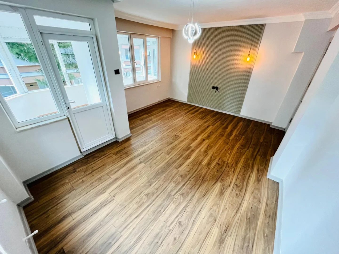 YÜKSELDEN AKÇAY MERKEZDE ARAKAT ULTRA LÜX ÖZEL TASARIM 2+1 DAİRE