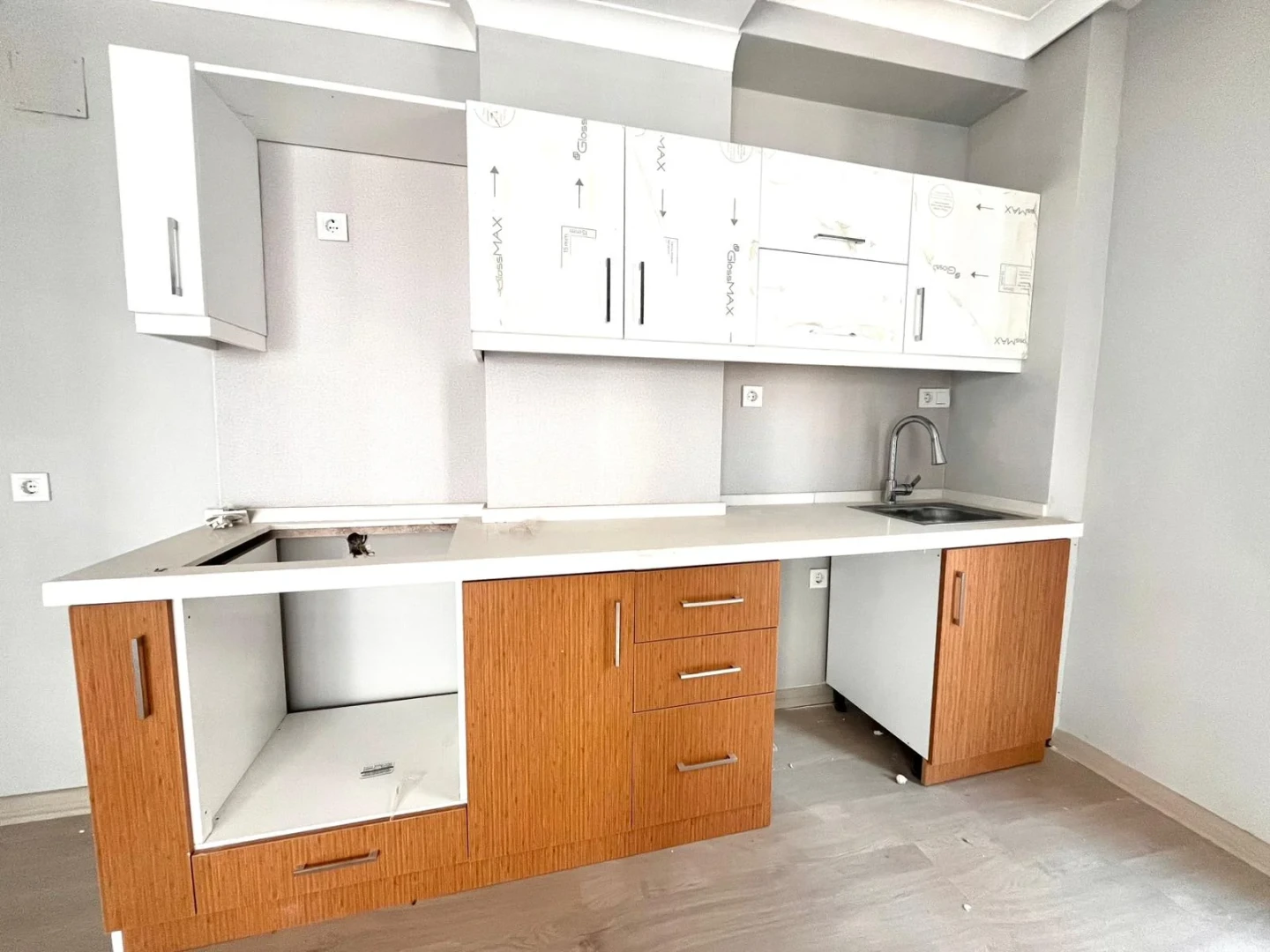 **YÜKSELDEN KADIKÖYDE YÜZME HAVUZLU SİTE İÇİNDE GENİŞ 1+1 DAİRE*